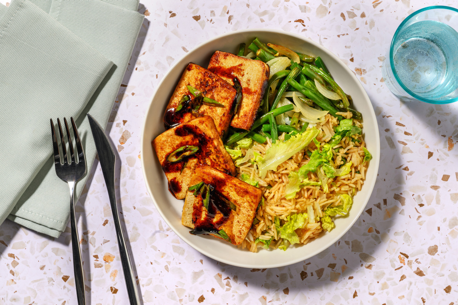 Tofu glaseado con judías verdes