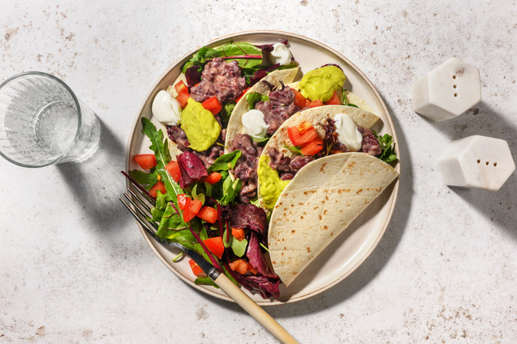 Veggie burrito con frijoles refritos y aguacate