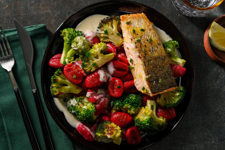 Lachsfilet auf Rote-Beete-Gnocchi