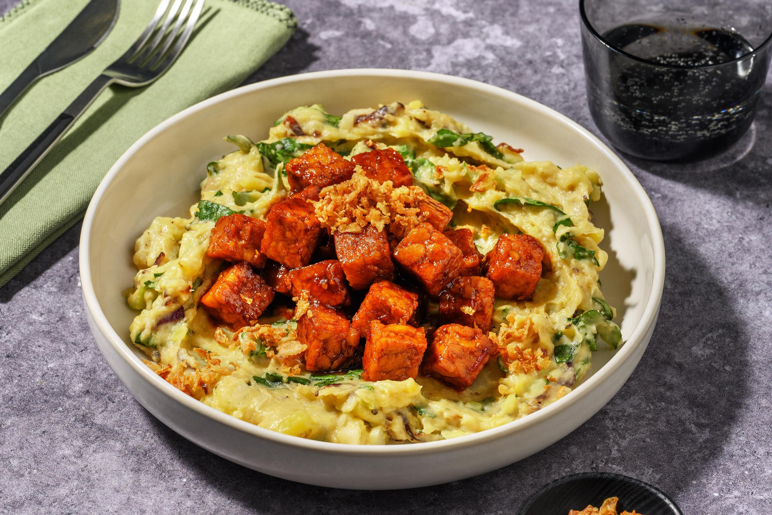 Stoemp fusion et tempeh laqué en sauce teriyaki