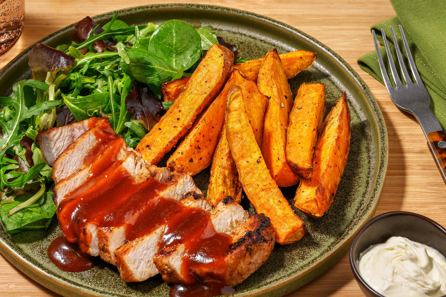 BBQ-stekt fläskkotlett och sötpotatis