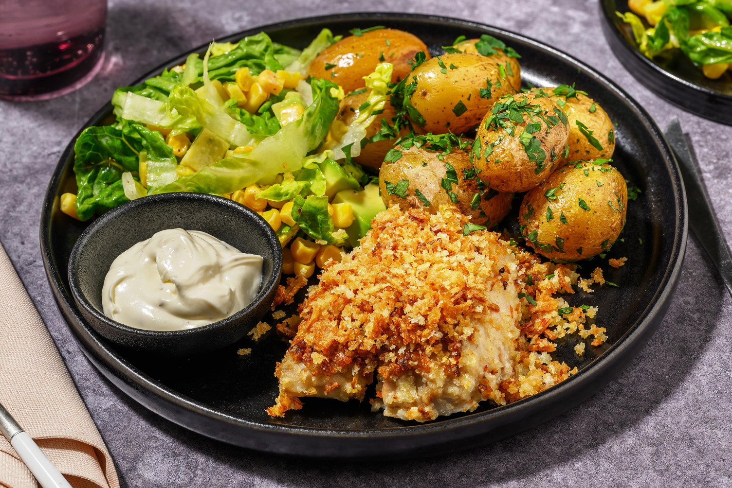 Pankopaneret hvid fisk og ranchdressing
