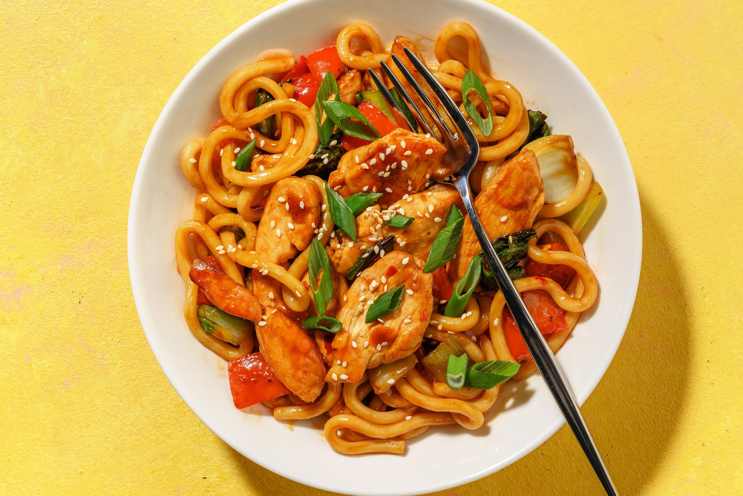 Snabb sötsur kyckling och udonnudlar