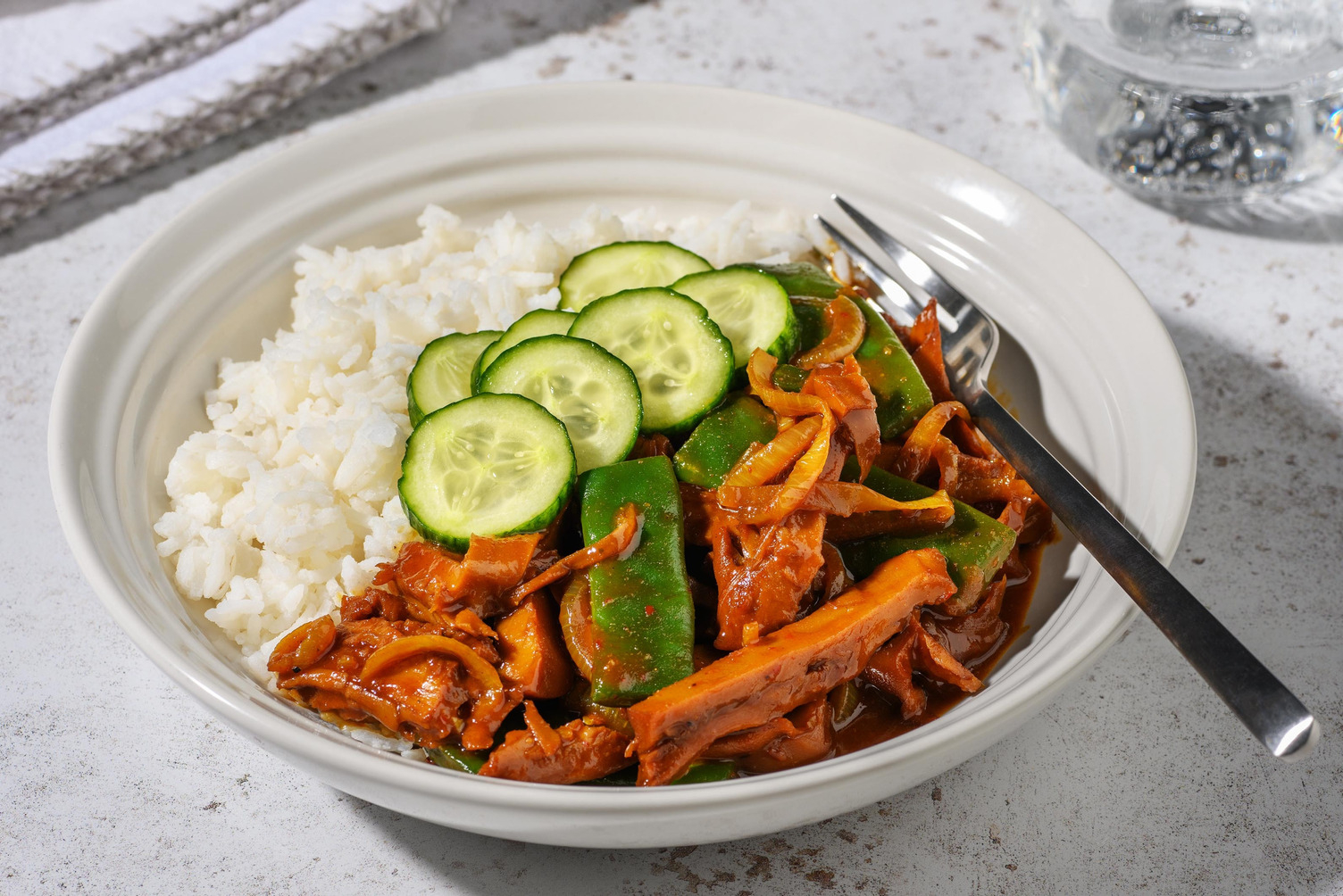 Vegetarische runderstukjes in curry-pindasaus