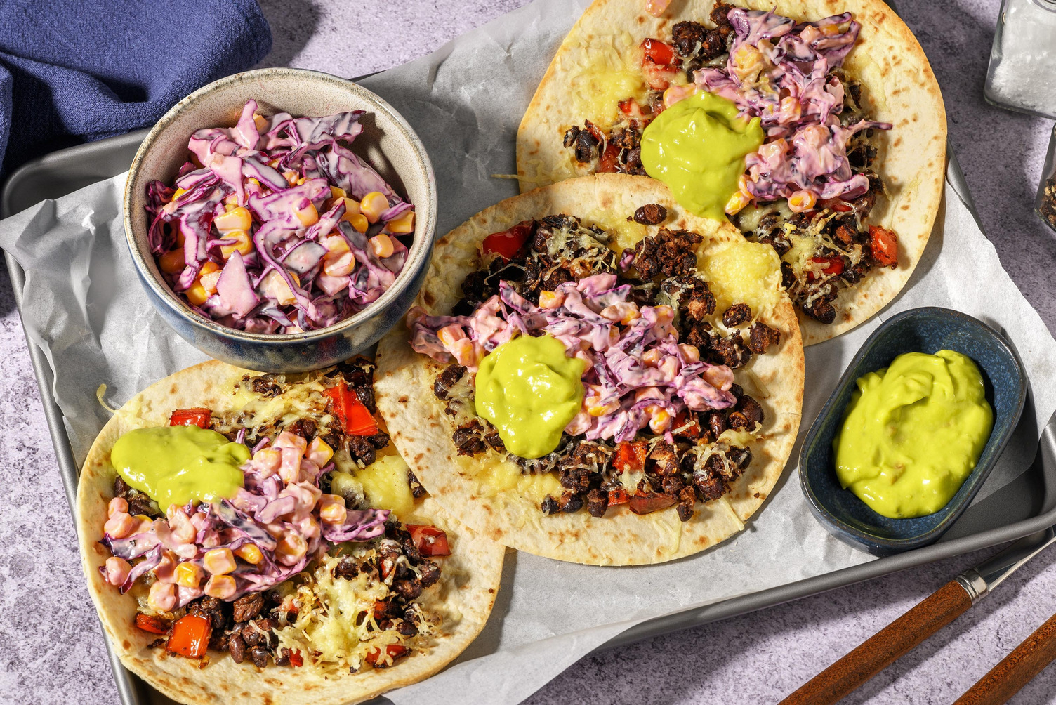 Tostadas aux haricots noirs et salsa d'avocat