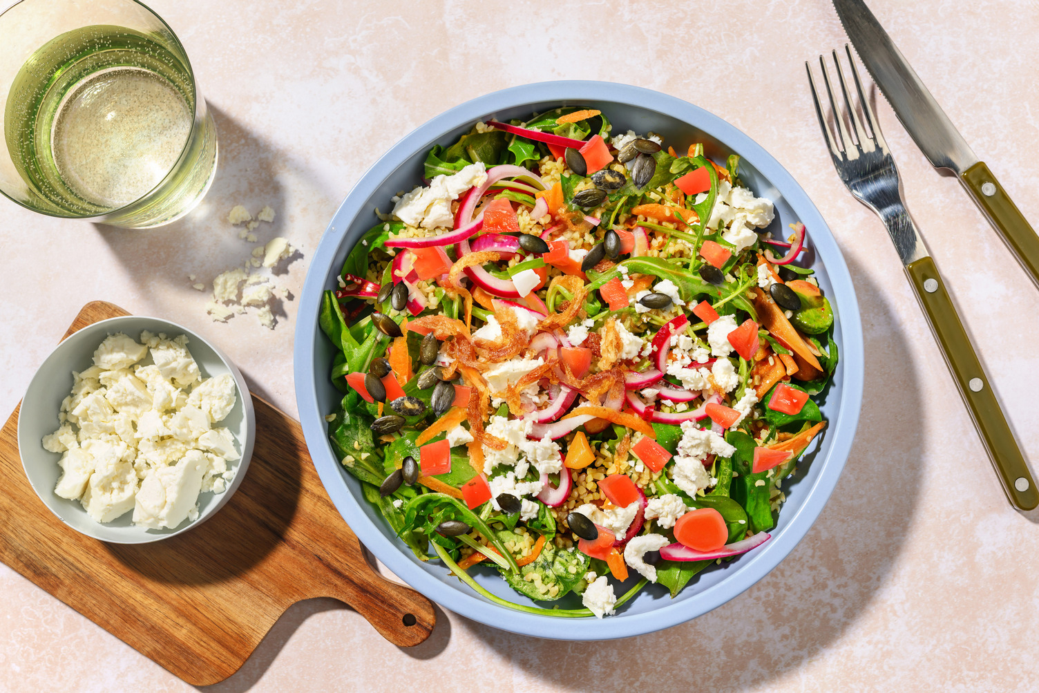 Ensalada exprés de bulgur, queso griego y salmón noruego