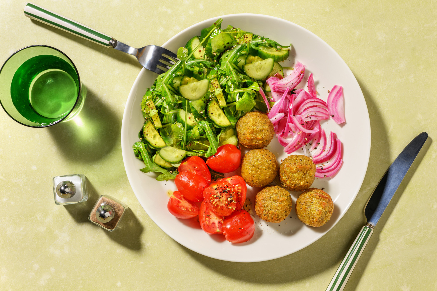 Bol de falafel y ensalada con aderezo de ponzu