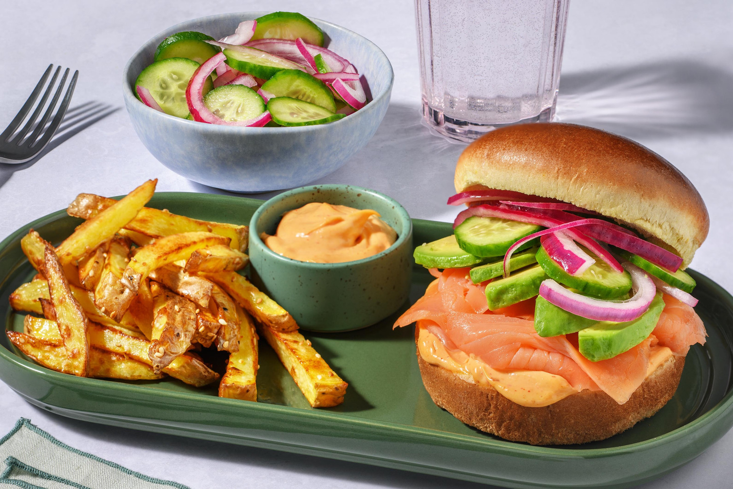 "Sushi"-burger med røget laks og avocado