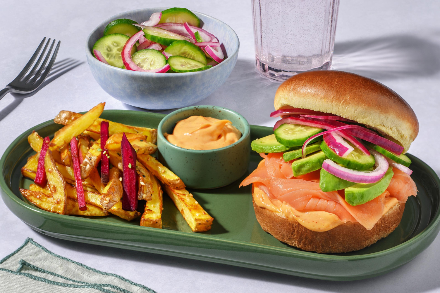 'Sushi'-burger med røkt laks og avokado