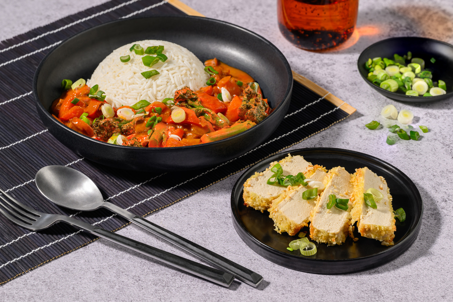 Japansk katsucurry och krispig sesampanerad tofu