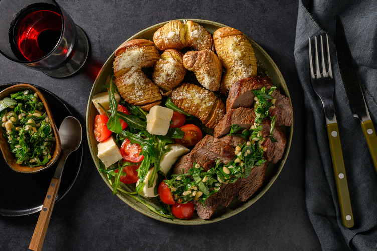 Rumpstek och aromatisk salsa verde