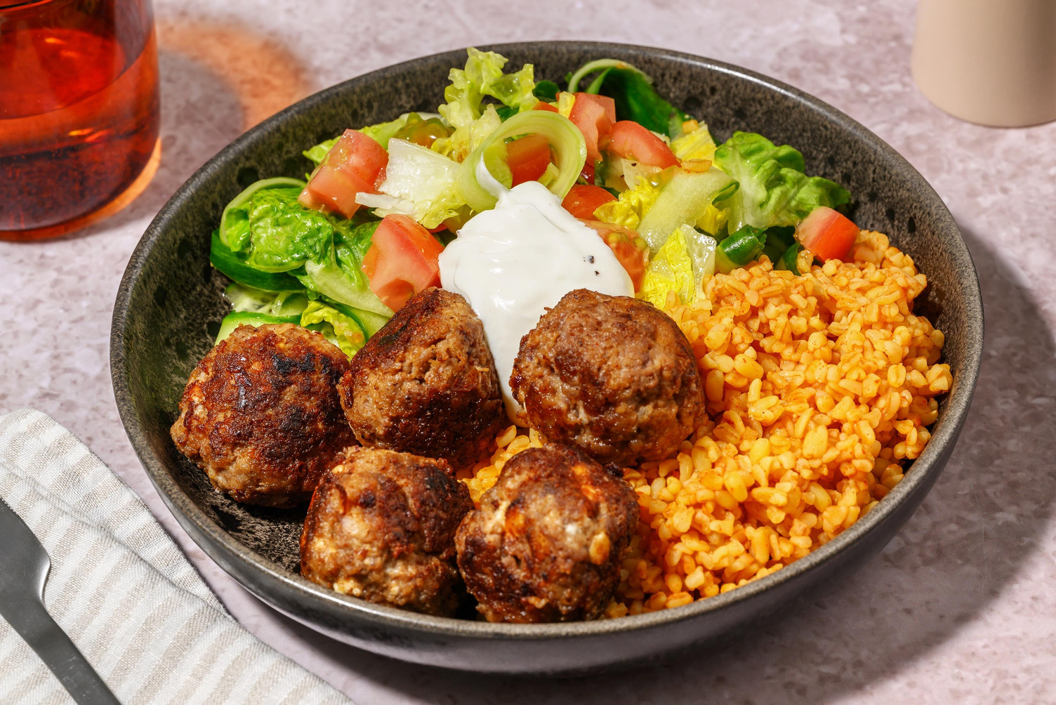 Kryddiga köttbullar på nötfärs och salladsost