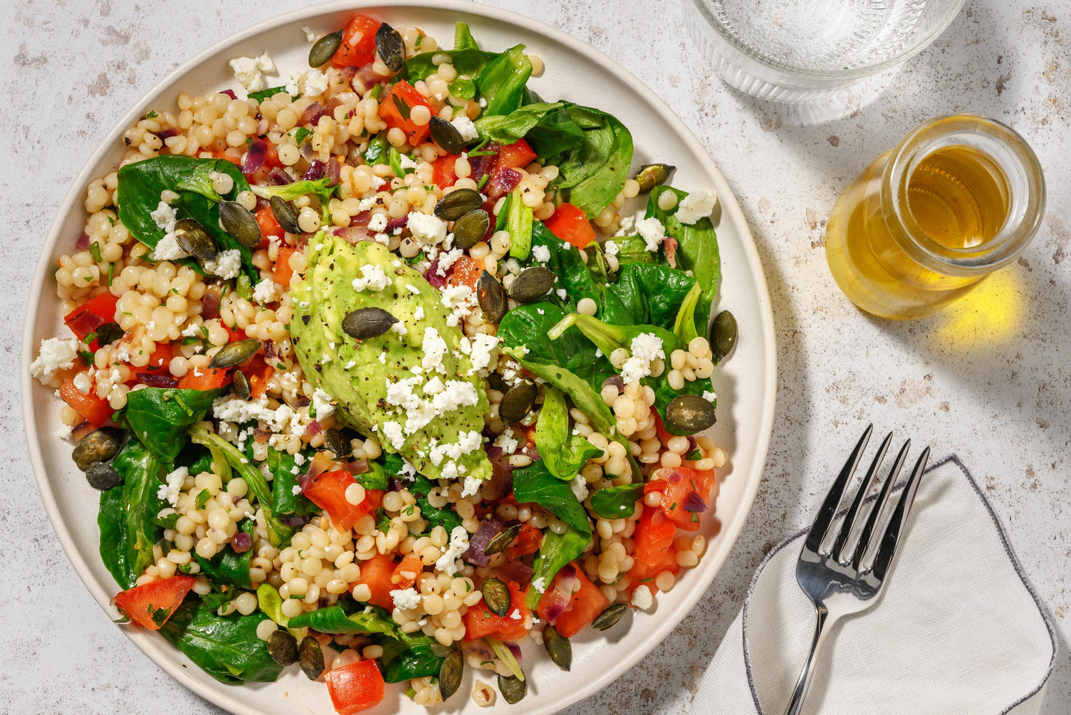 Parelcouscoussalade met avocadodip