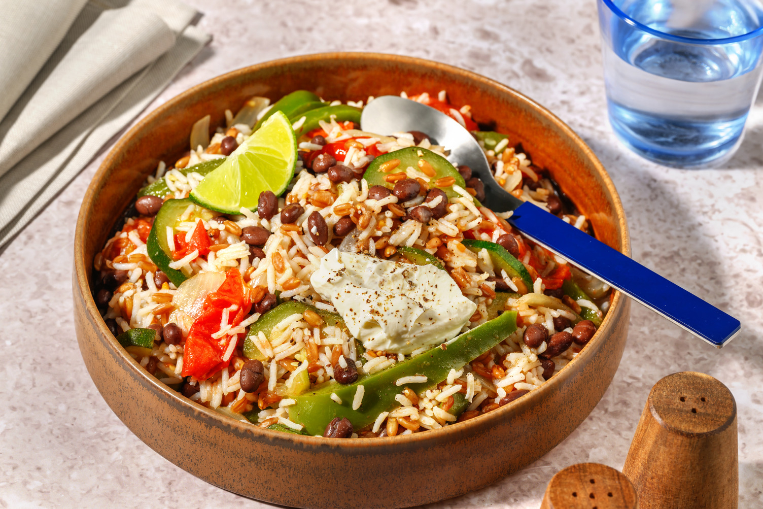 Bowl di cereali e fagioli alla messicana