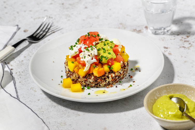 Timbal de quinoa tricolor con langostinos y burrata