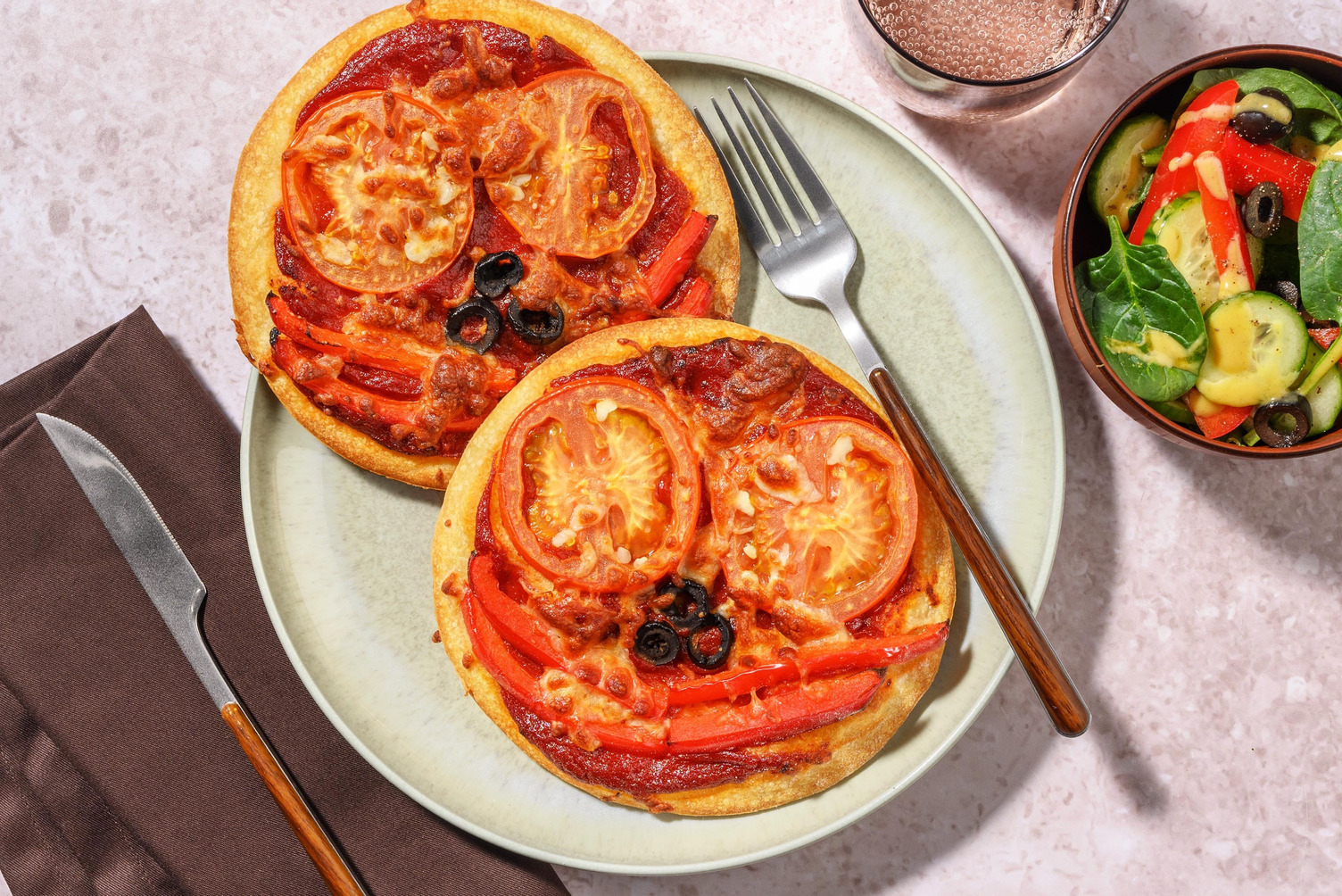 Minipizza-ansikter med prosciutto