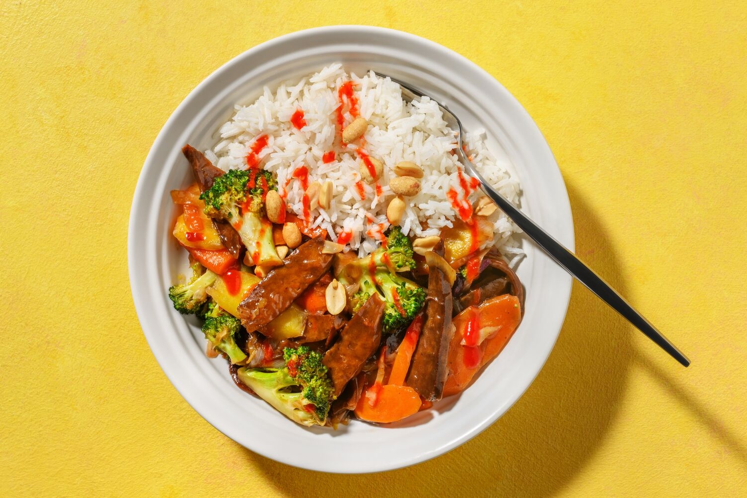 Stekte vegetarbiter i 'kung pao'-saus