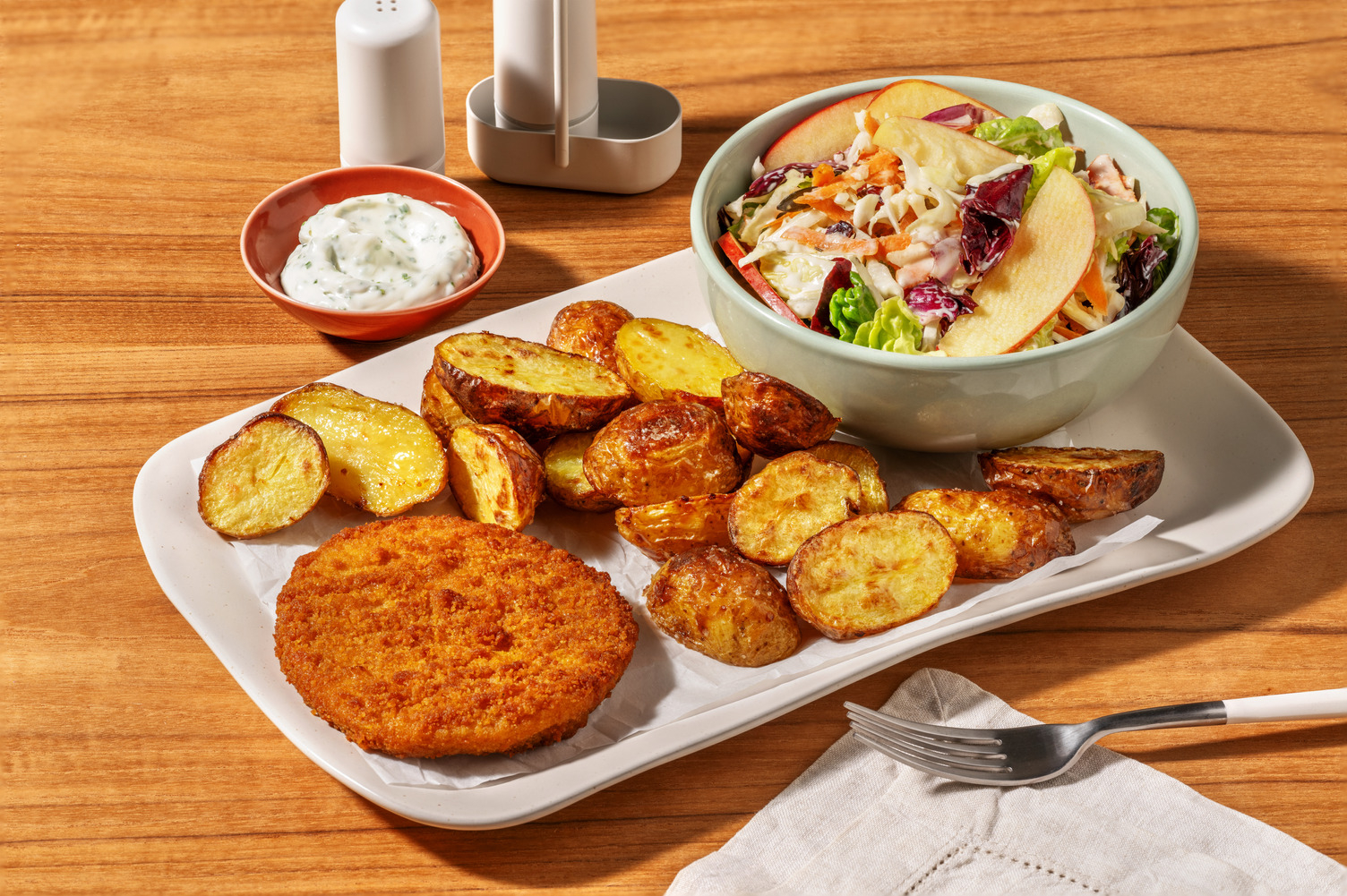 Visburger met salade met ravigotedressing