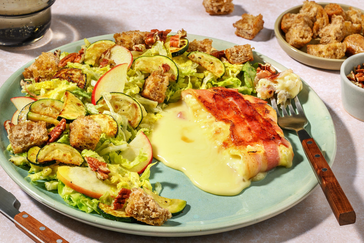 Camembert in ontbijtspek met appelsalade