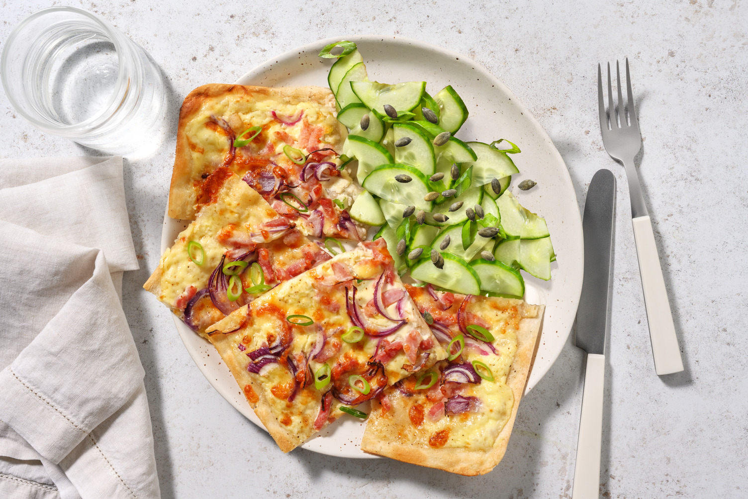 Flammkuchen mit Speck und Zwiebel