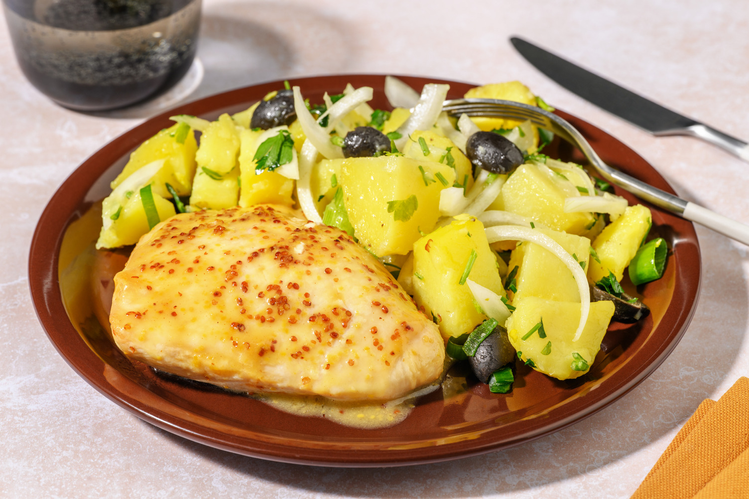 Pollo con mostaza antigua y papas aliñadas