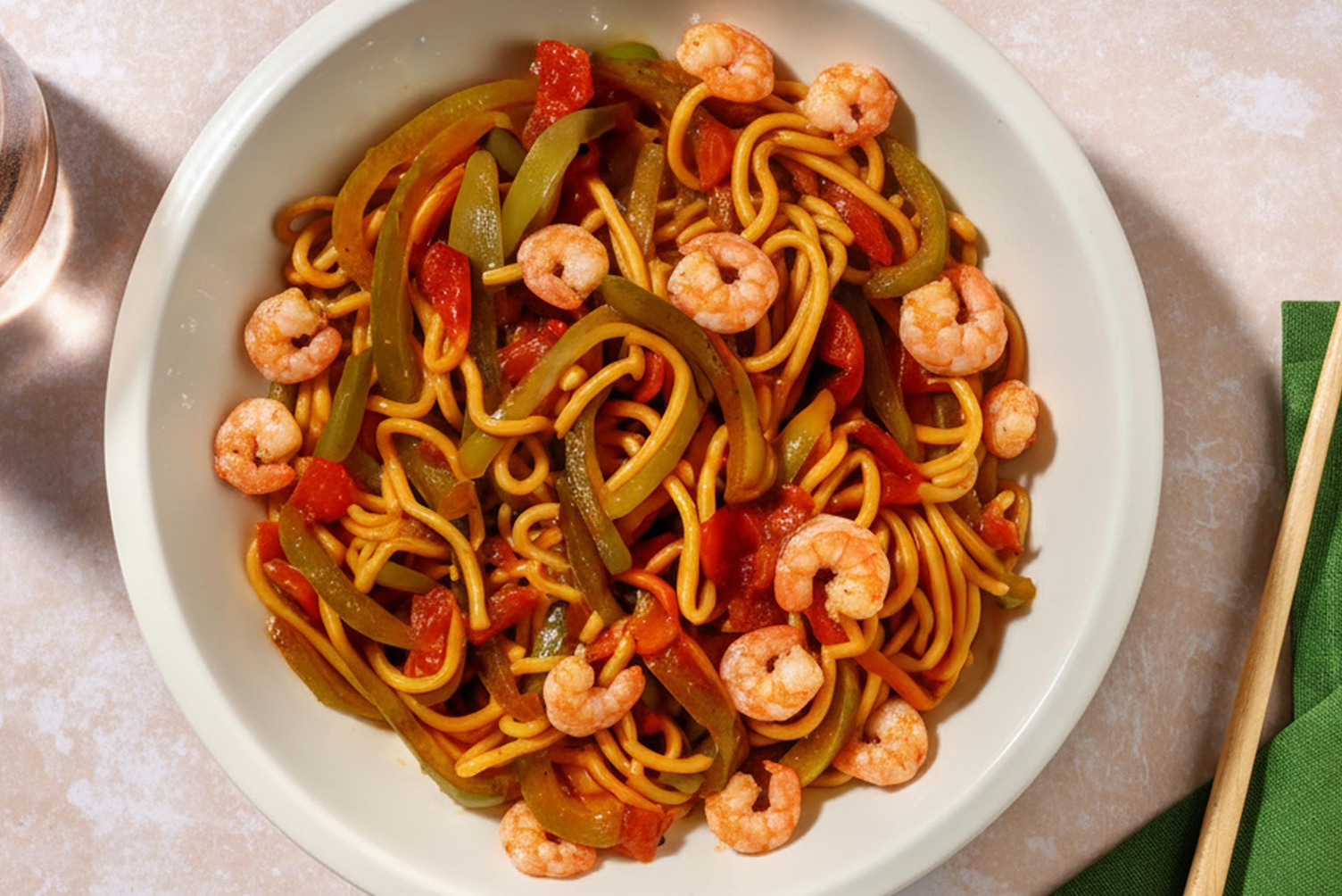 Noodles ai gamberetti e peperoni in salsa teriyaki
