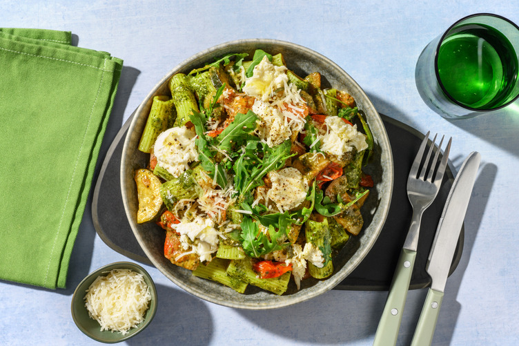 Rigatoni al pesto de rúcula con langostinos y mozzarella