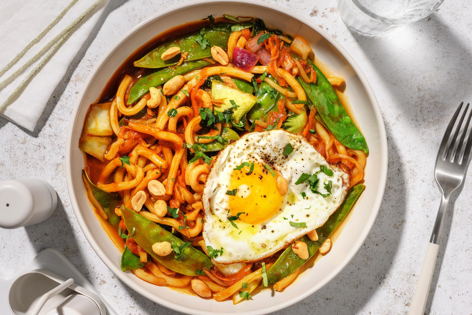 Verrukkelijke gembernoedels met spiegelei en pinda's