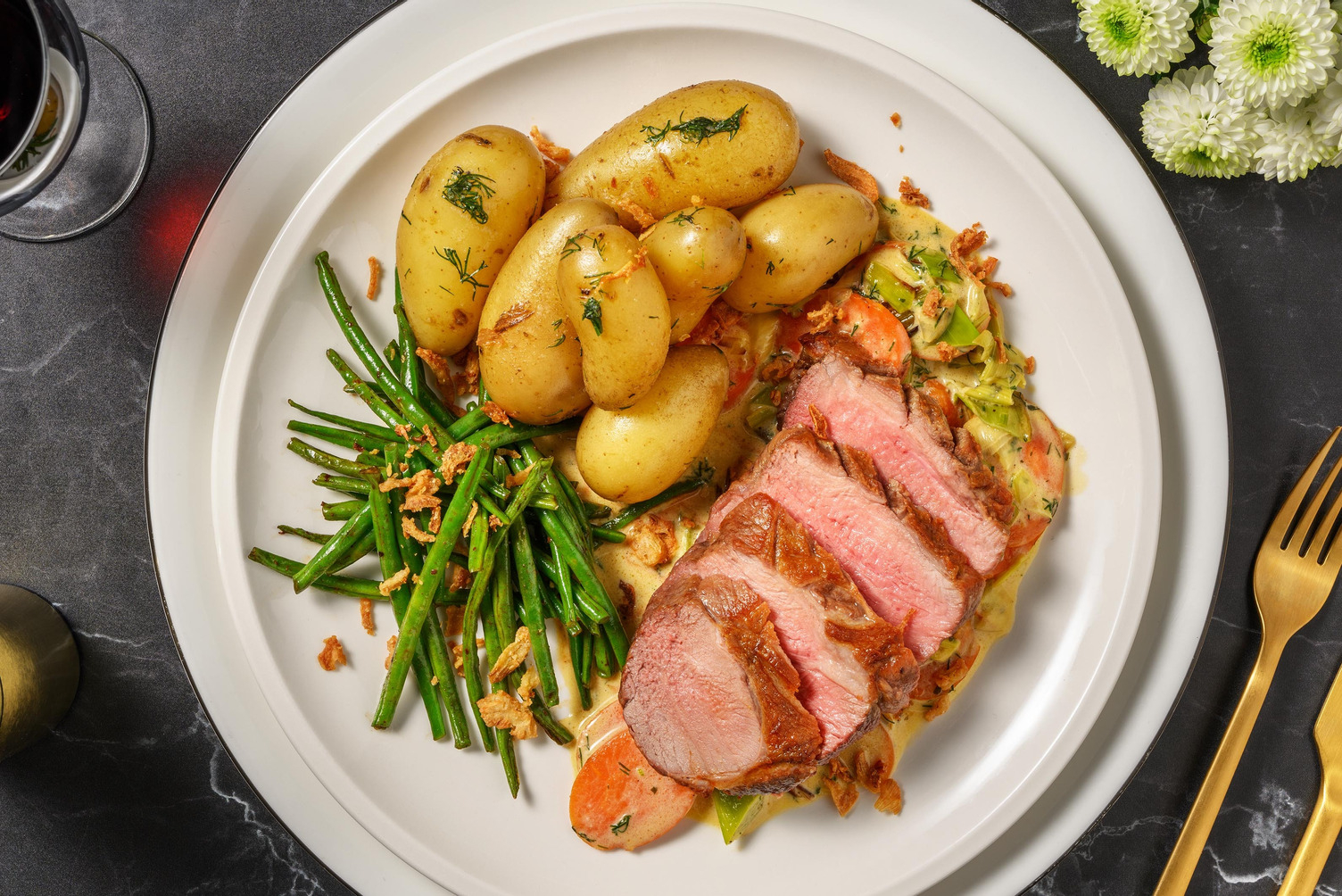 Hvitløks- og persillebakt lammestek