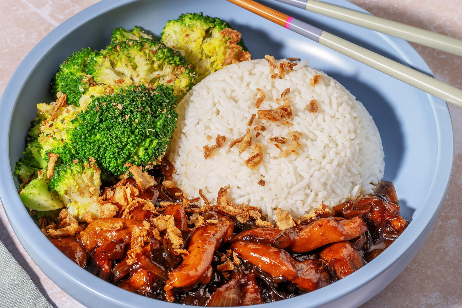 Poulet laqué et brocoli au gomasio