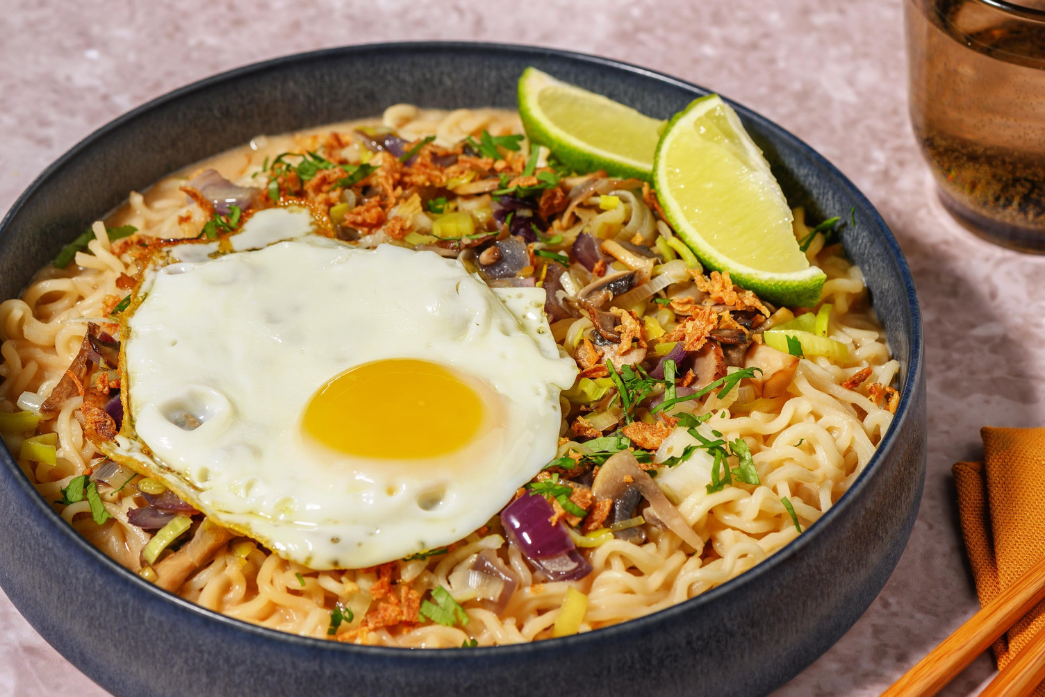 Nouilles en sauce douce au sésame et œuf au plat