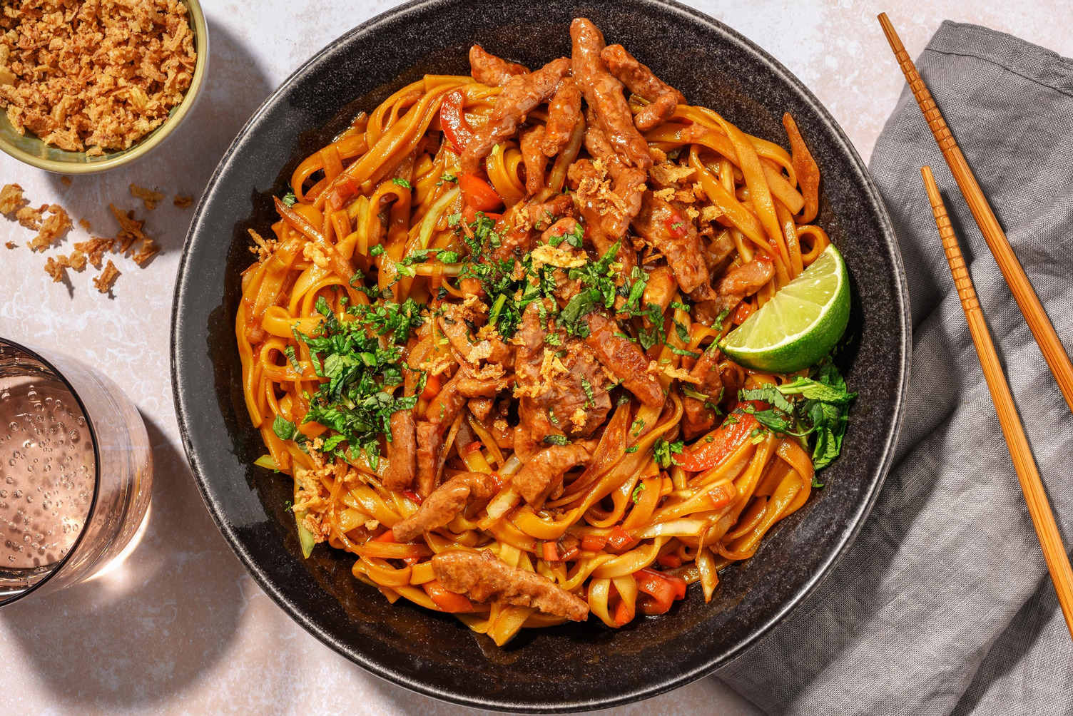 Noedels met sticky vegetarische runderstukjes