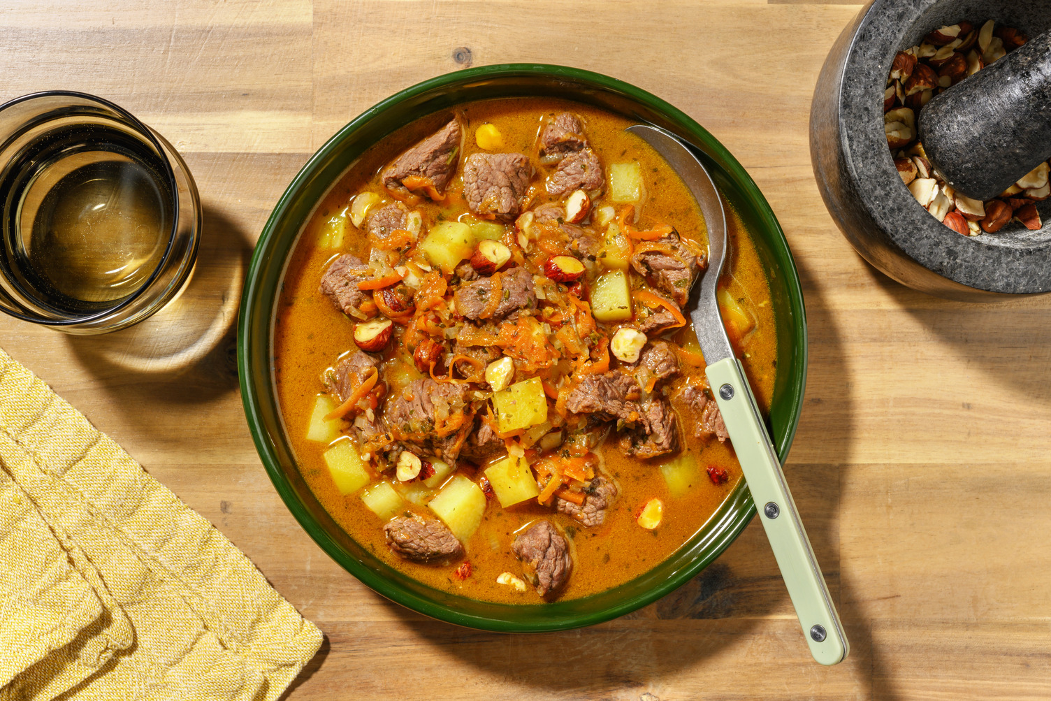 Guiso casero de ternera con avellanas