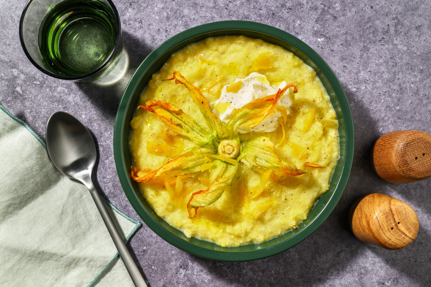Crema tiepida di patate, fiori di zucca e mazzancolle