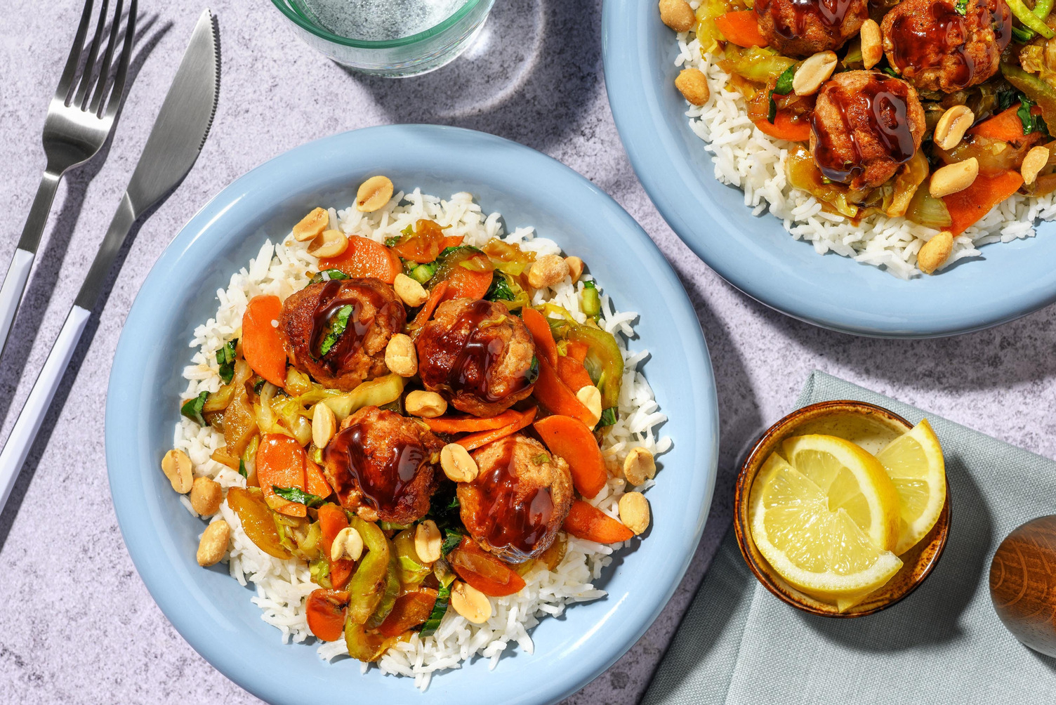 Aziatische stir-fry met bulgogi-gehaktballetjes en pinda's