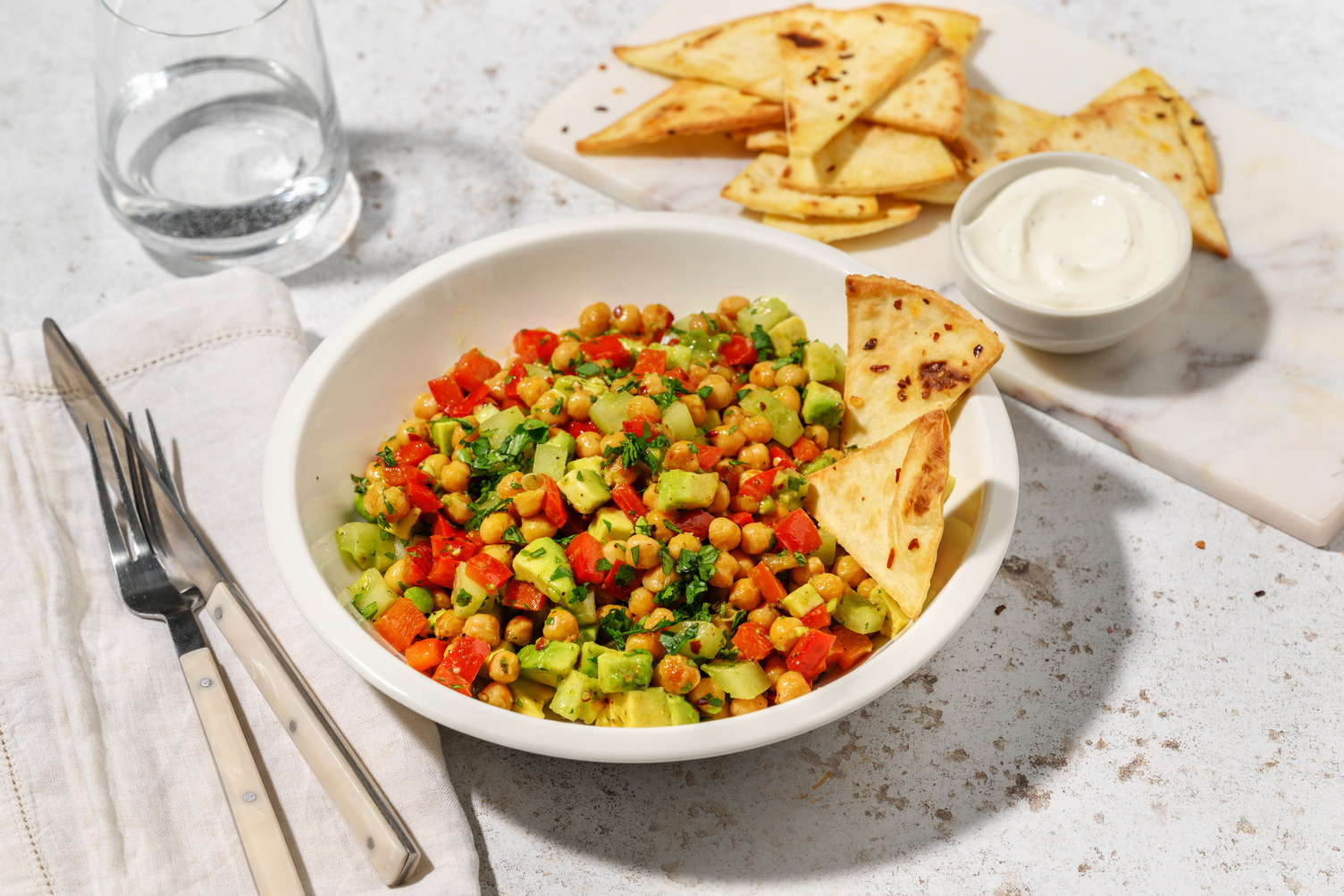 Bowl di avocado, mazzancolle e nachos croccanti