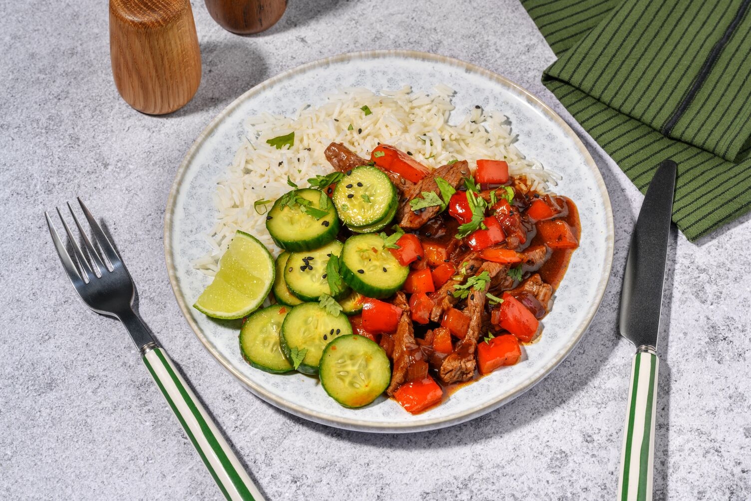 Vietnamese stijl roerbak met umami komkommersalade
