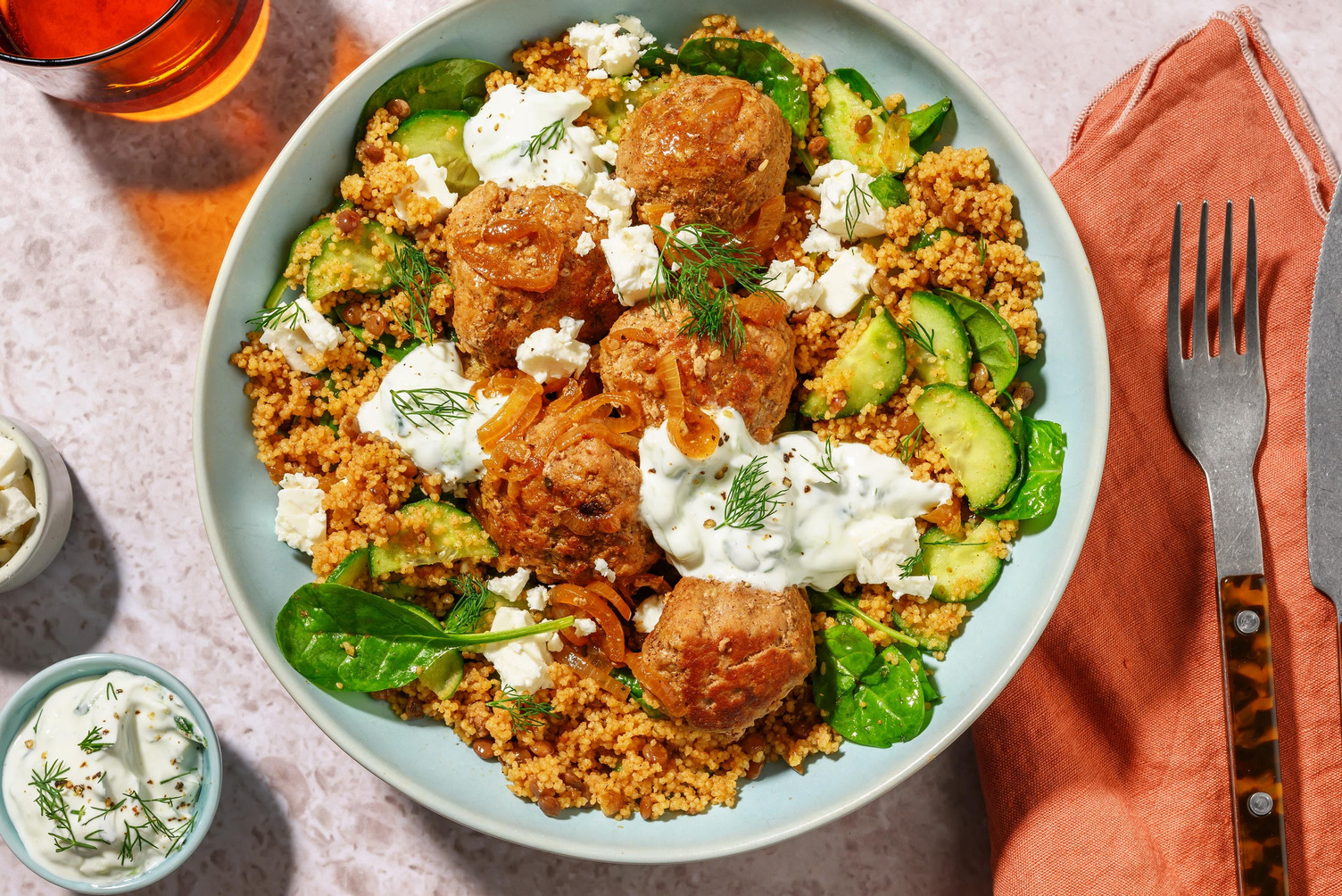 Boulettes à la méditerranéenne, tzatziki et fromage à la grecque