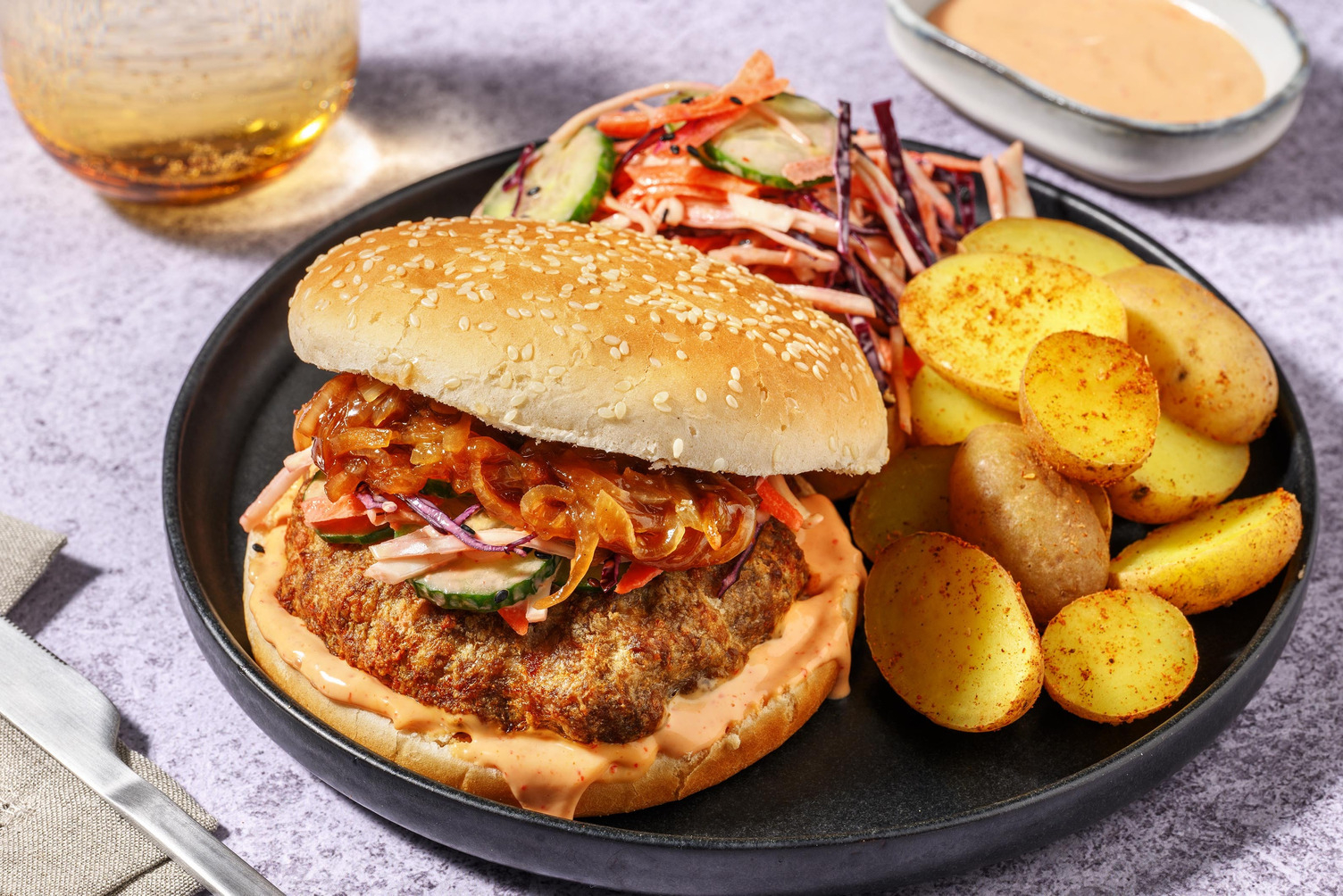 Koreaans geïnspireerde bulgogiburger met sriracha-mayo