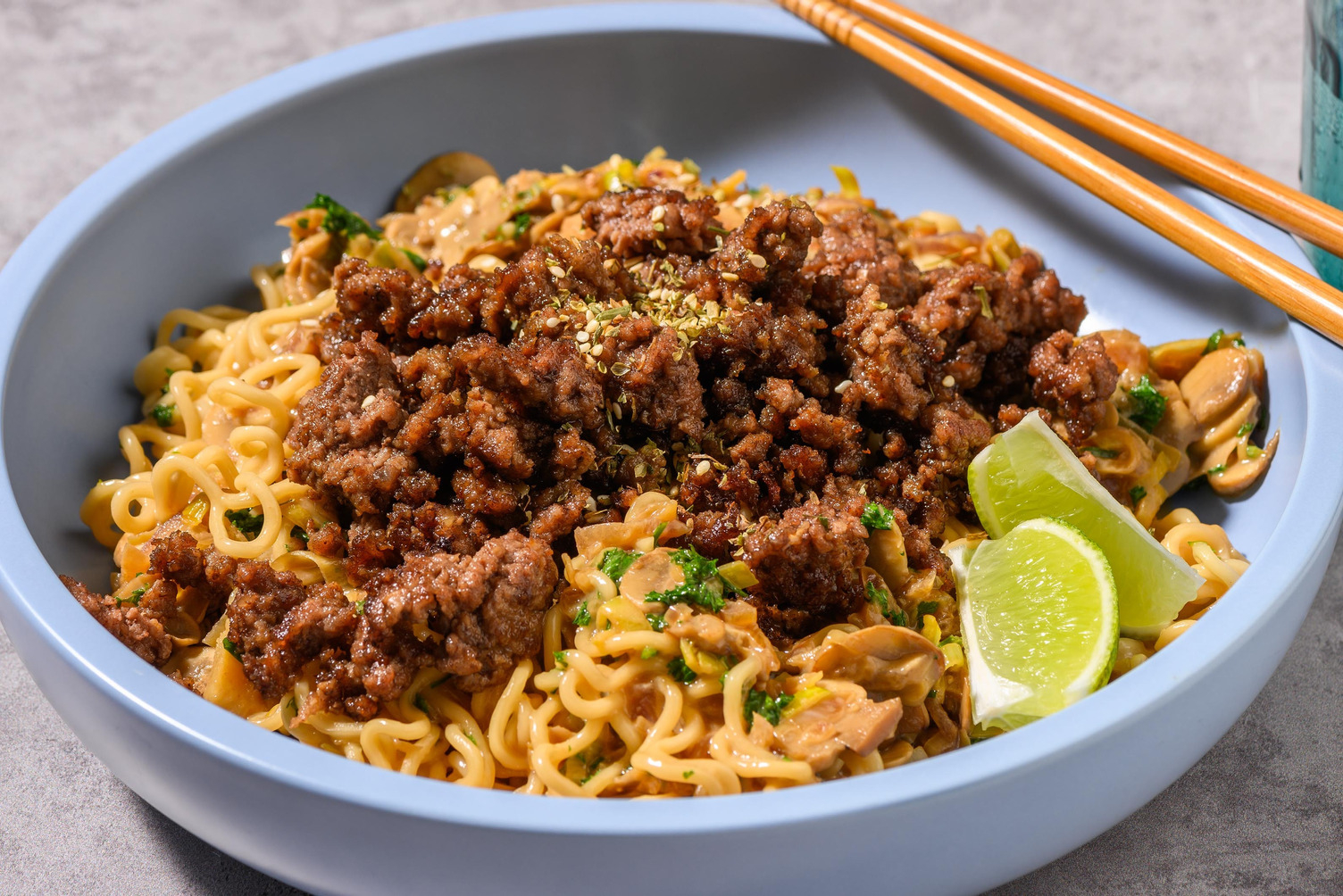 Noedels met rundergehakt in romige misosaus