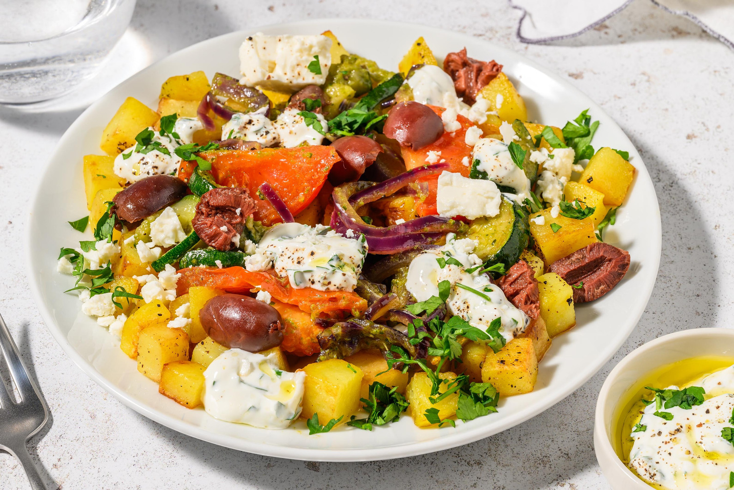 Loaded aardappelen met witte kaas, olijven en yoghurtsaus