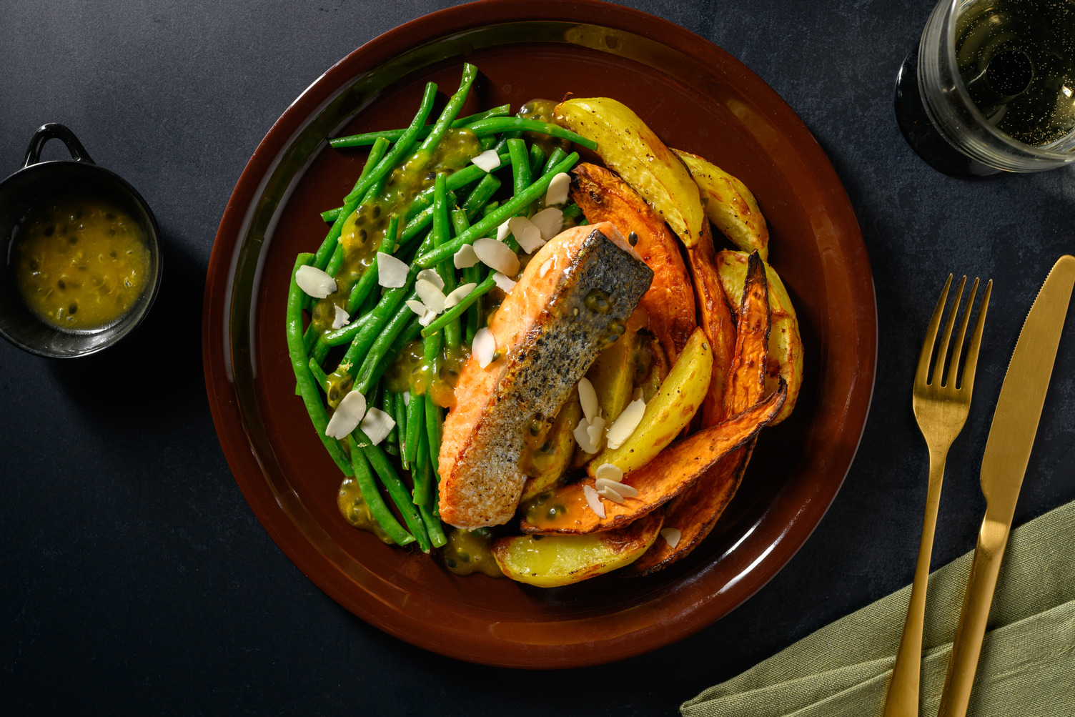 Salmone dorato al frutto della passione