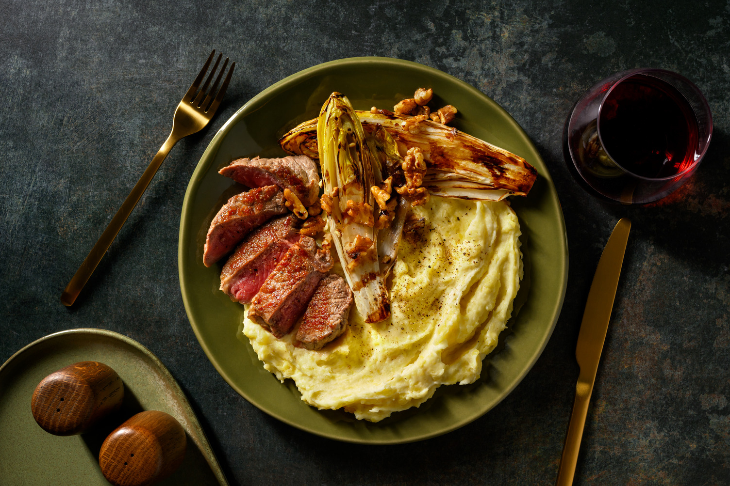 Tagliata di manzo su purè ricco alla mozzarella