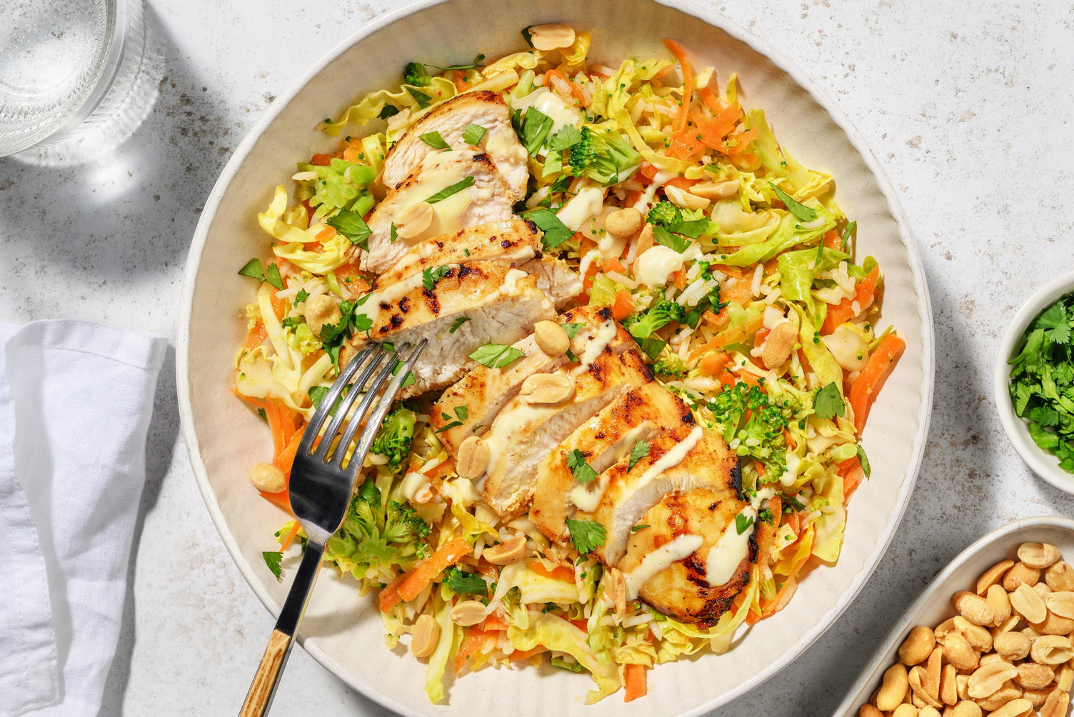 Rijstbowl met kipfilethaasjes en knoflook