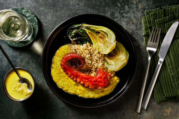 Pulpo glaseado al kimchi con salsa de maíz 