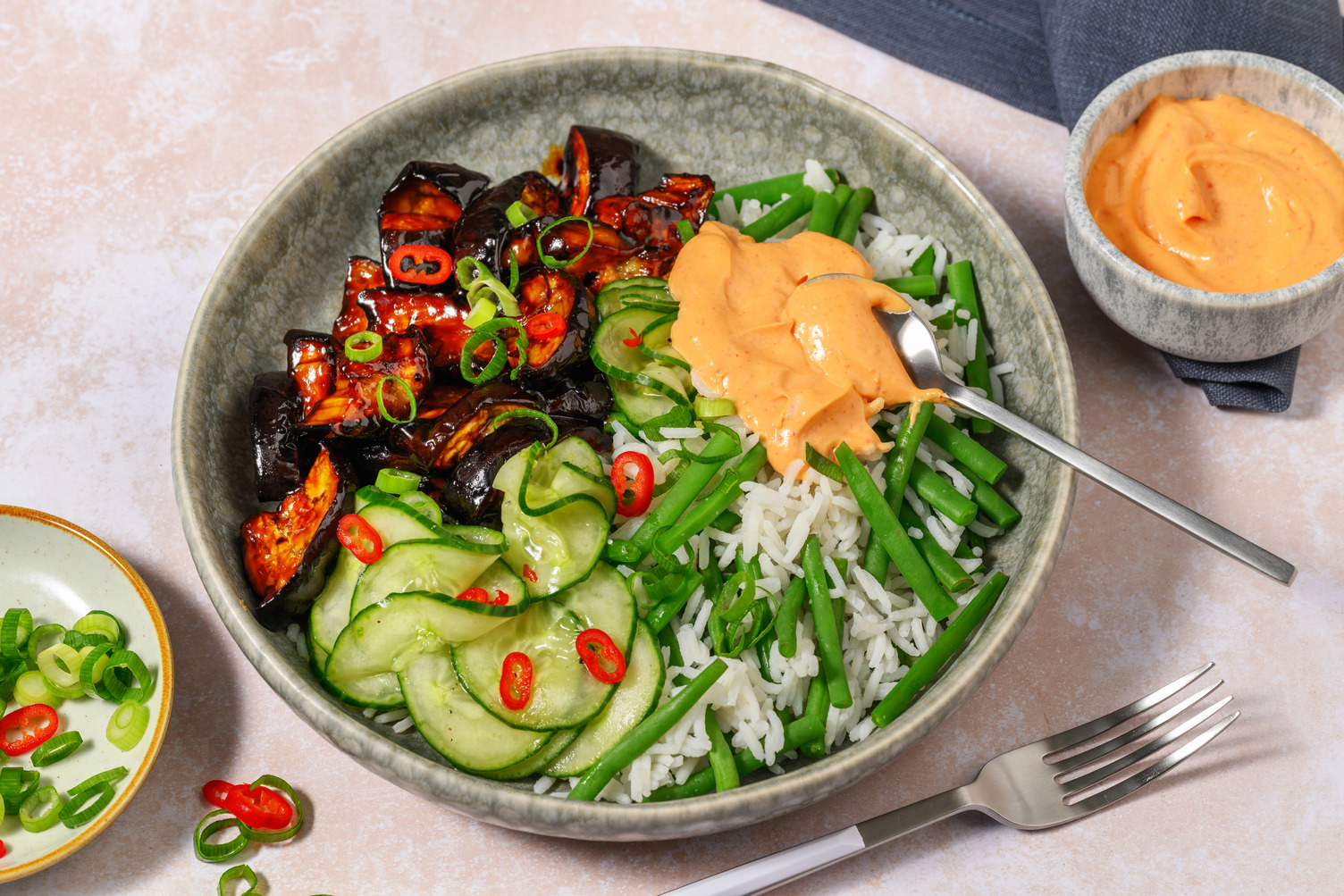 Sweet-Chili-Bowl mit glasierter Aubergine