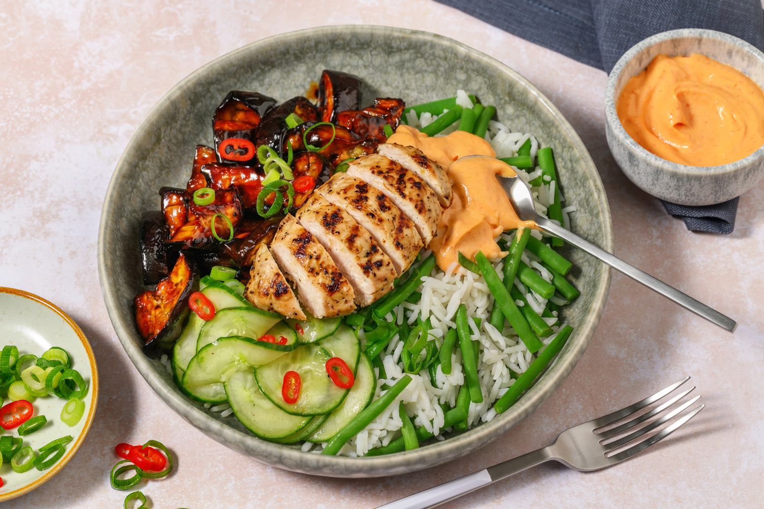 Glasierte Auberginen-Bowl mit Bio-Hähnchen