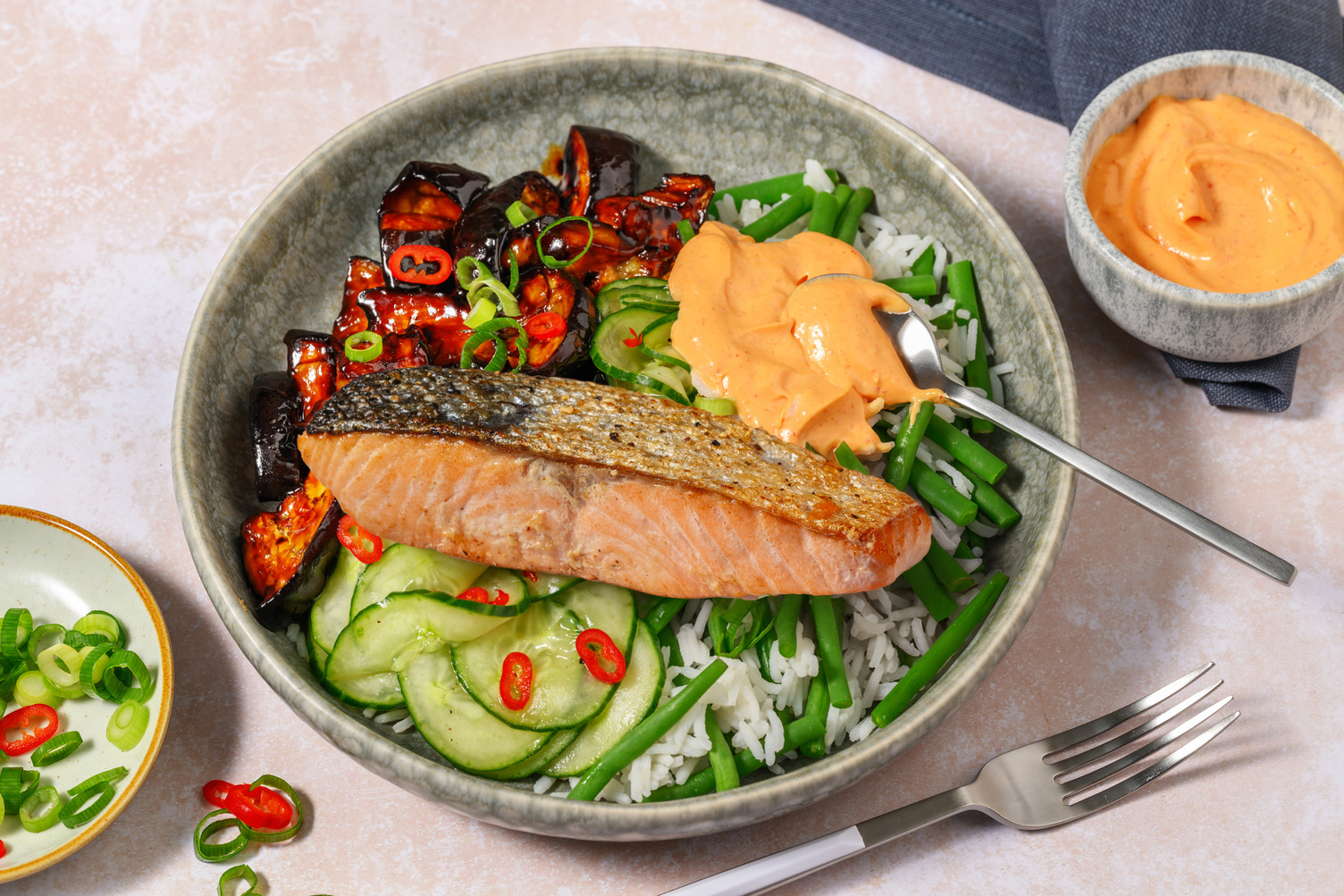 Bowl mit glasierter Aubergine und Lachsfilet