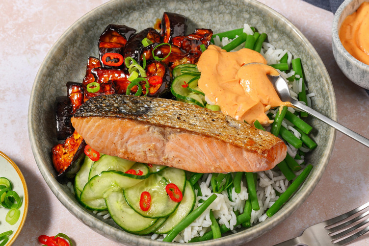 Bowl mit glasierter Aubergine & extra Lachsfilet