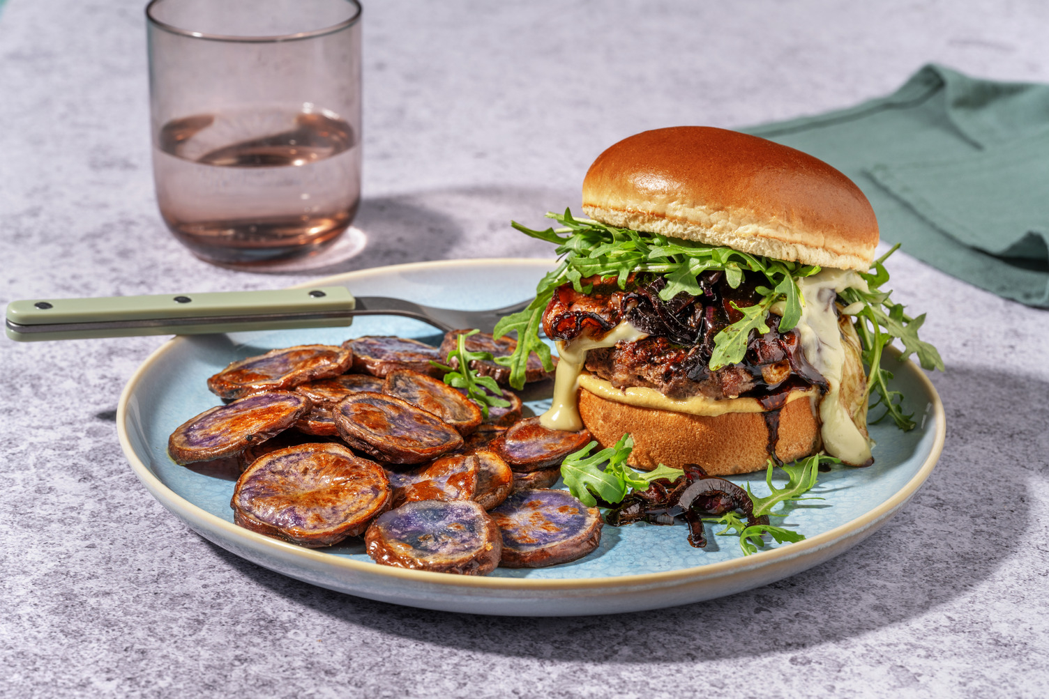 Burger di carne, pancetta e fonduta di zola
